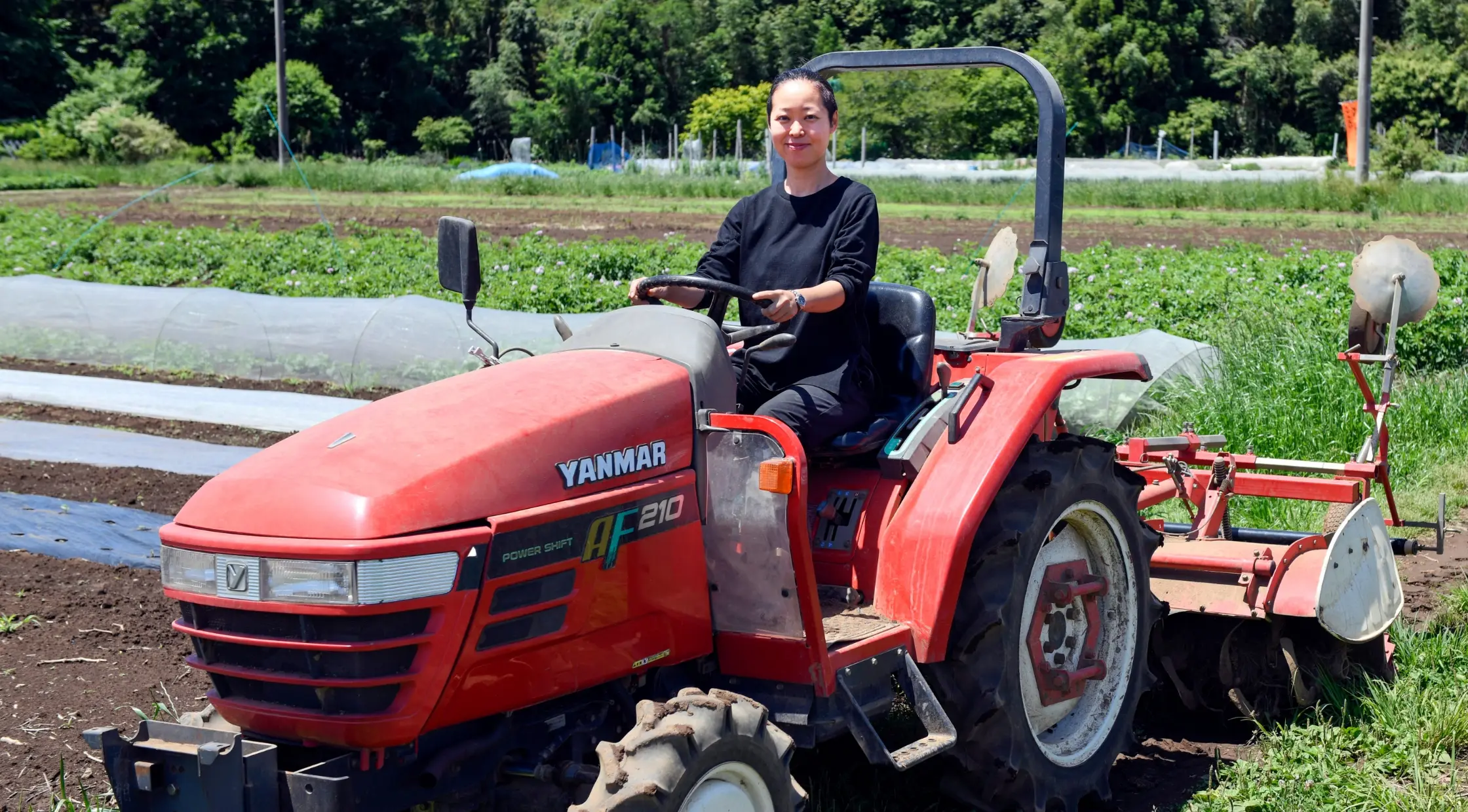 重機で農業を行っている様子