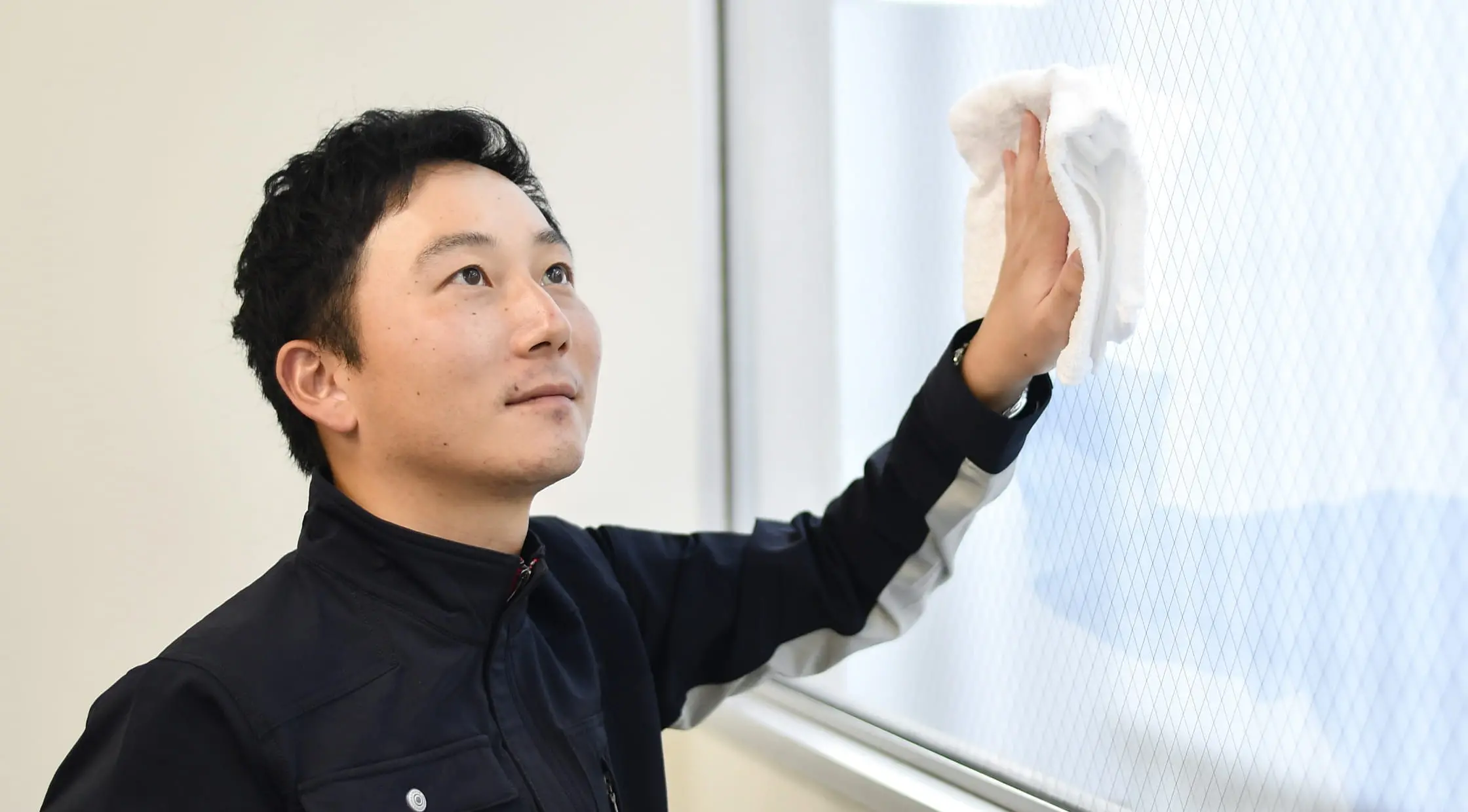 清掃員が店舗の清掃を行っている様子