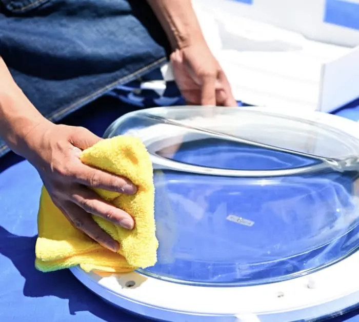 清掃員が店舗の清掃を行っている様子