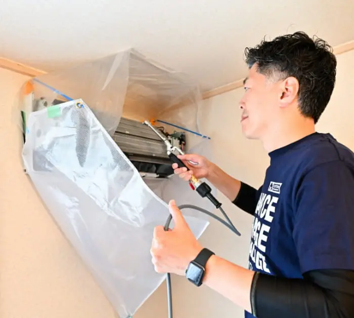 清掃員が店舗の清掃を行っている様子