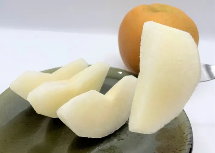 カゴに入ったカラフルな根菜と葉野菜