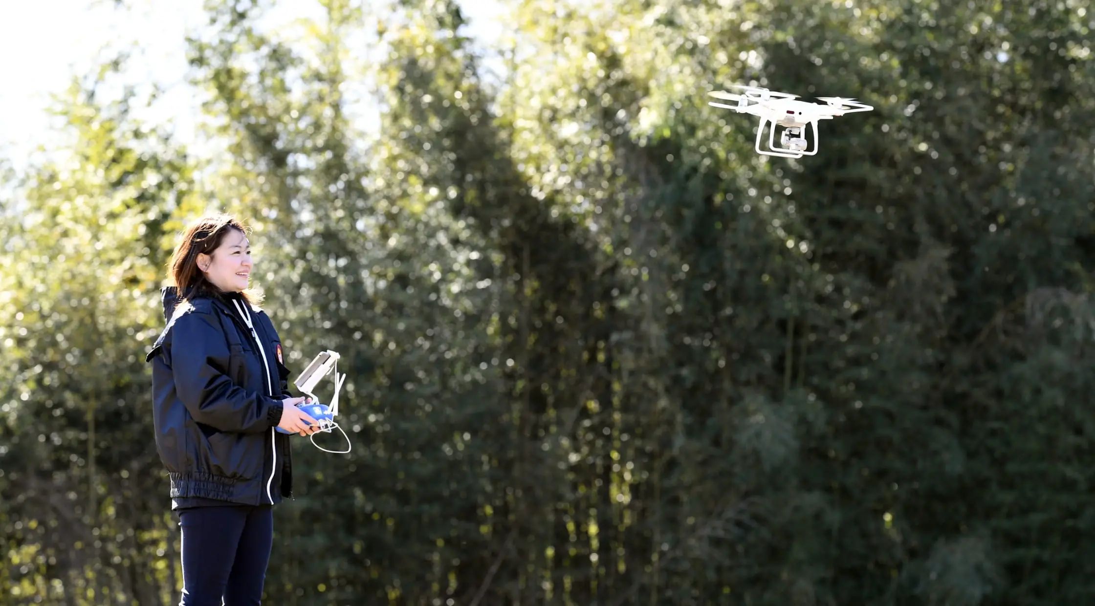 ドローンを持っている人