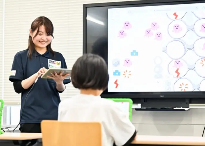 子どもが画面を見ながら学ぶ様子