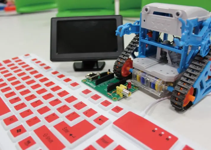 ロボット教材を使ったプログラミングの様子