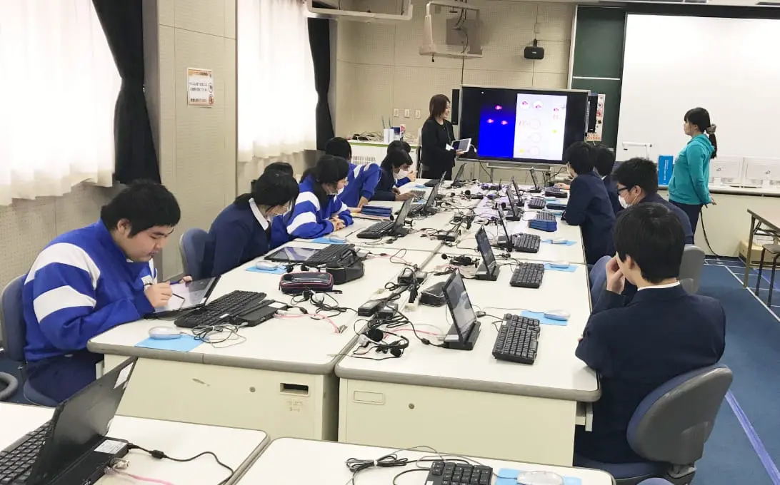 教室でプログラミングを学ぶ子どもたち