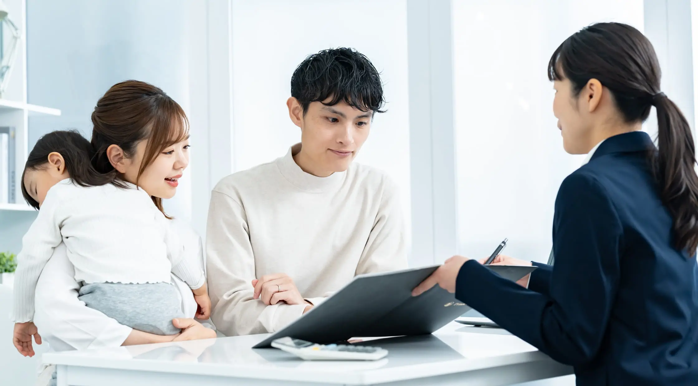 生命保険の説明を聞いている様子