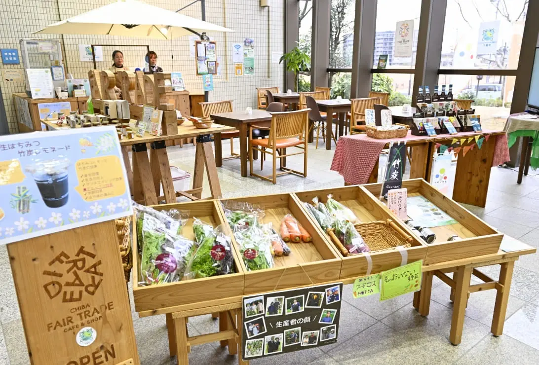 屋内で販売されている野菜やフェアトレード商品