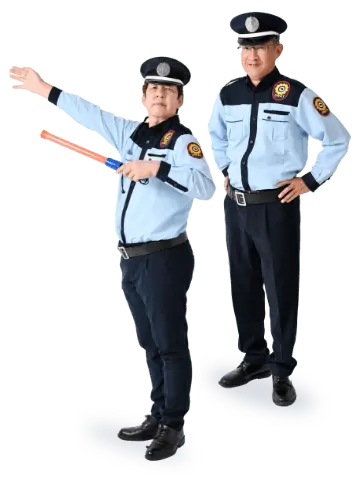 警備員がビルの前に整列している様子