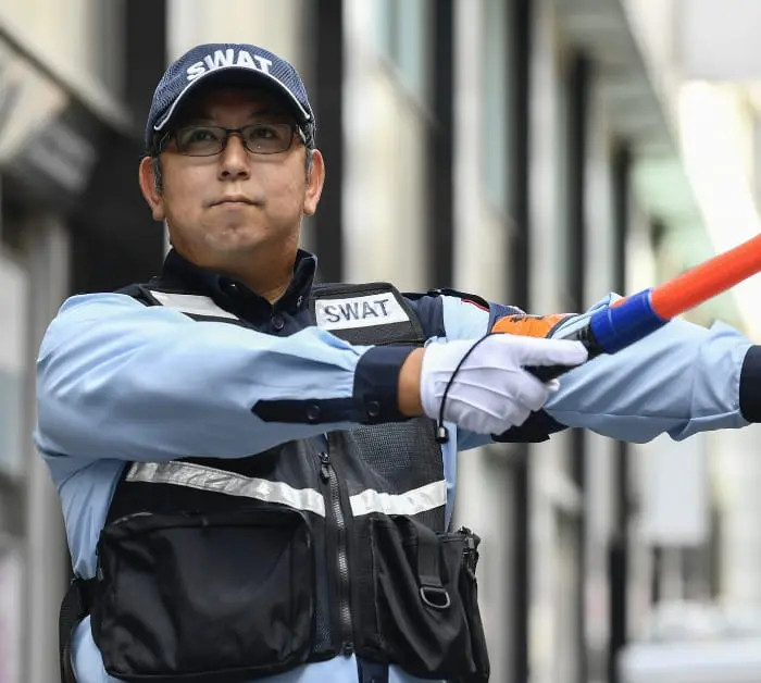 交通整理を行う警備員の様子