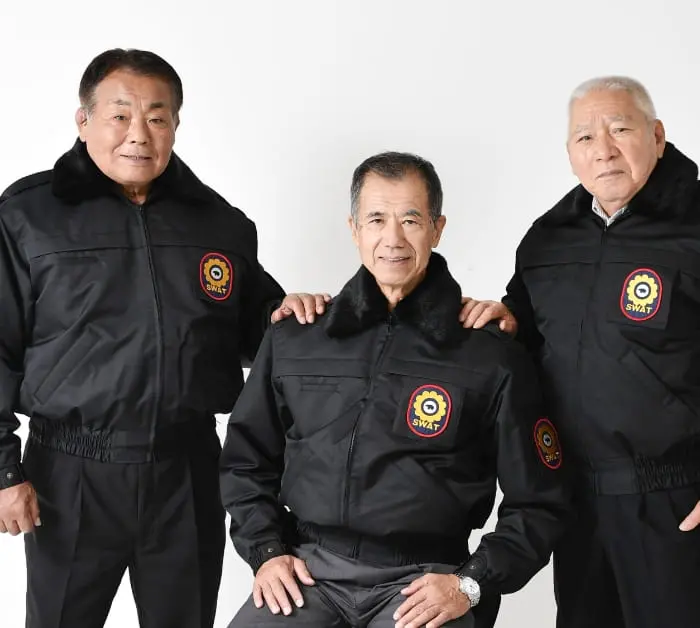 制服姿で並ぶ警備スタッフたち