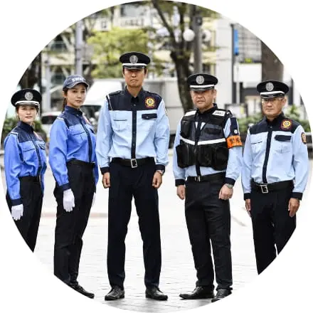 制服姿の警備員たちが並んでいる様子