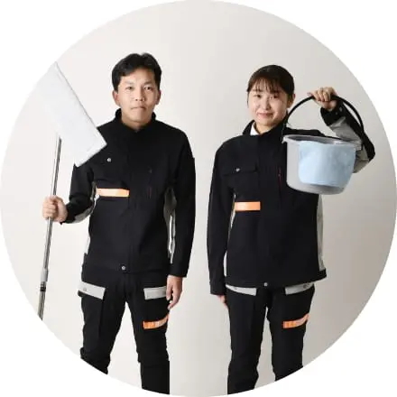 清掃服を着た男女スタッフ