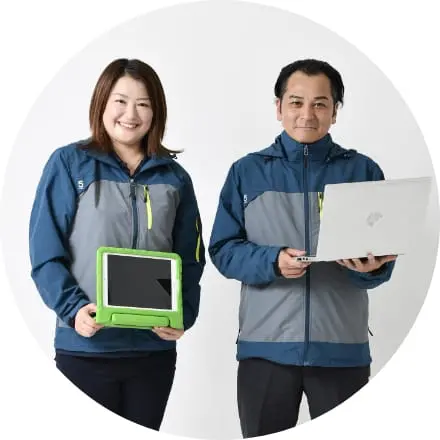 タブレットを持つ教育担当者たち