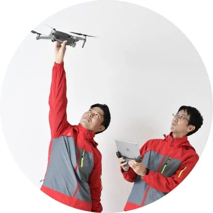 ドローン操作中の若いスタッフ