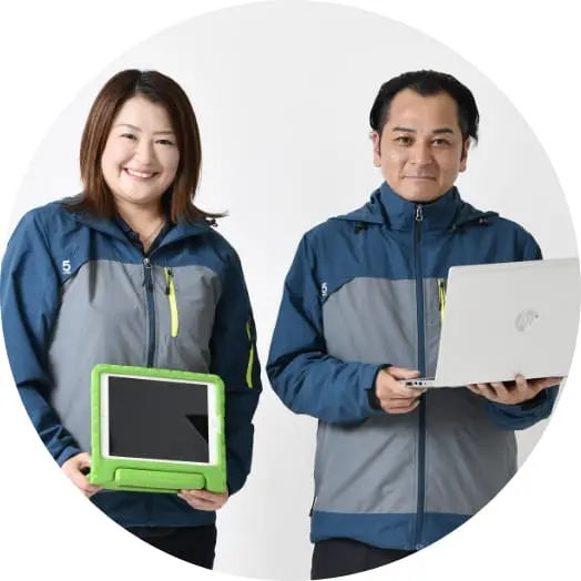 タブレットとノートパソコンを持つ講師二人