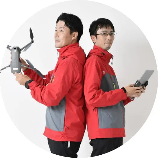 ドローンを手にした男女二人