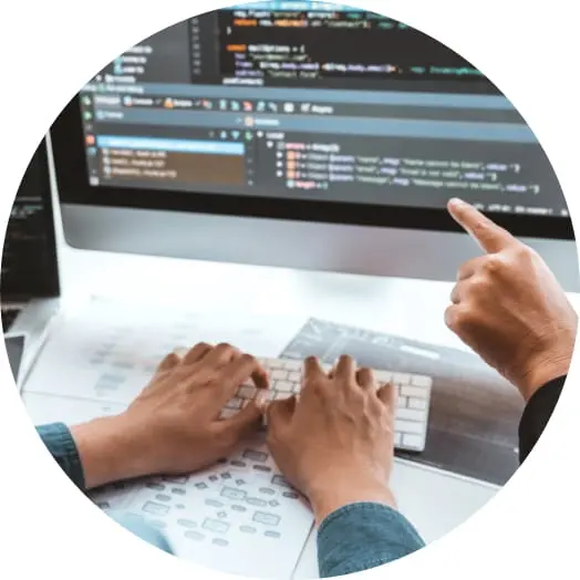 パソコンの前で話し合う二人