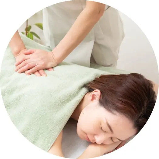 マッサージを受ける女性